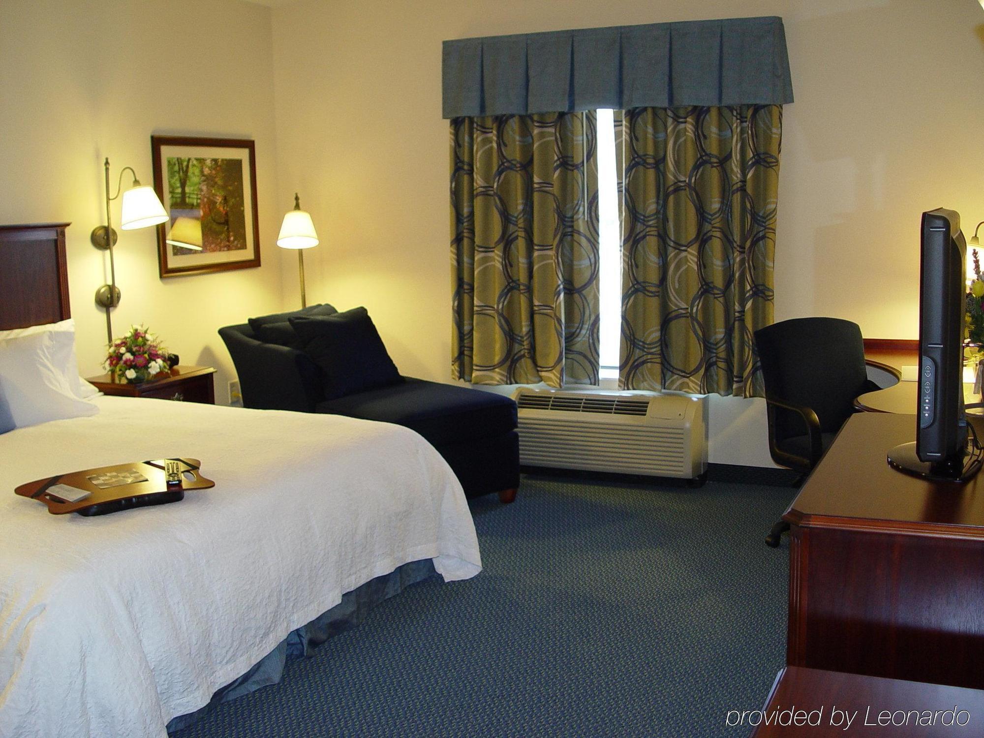 Hampton Inn Harrisonburg South Номер фото