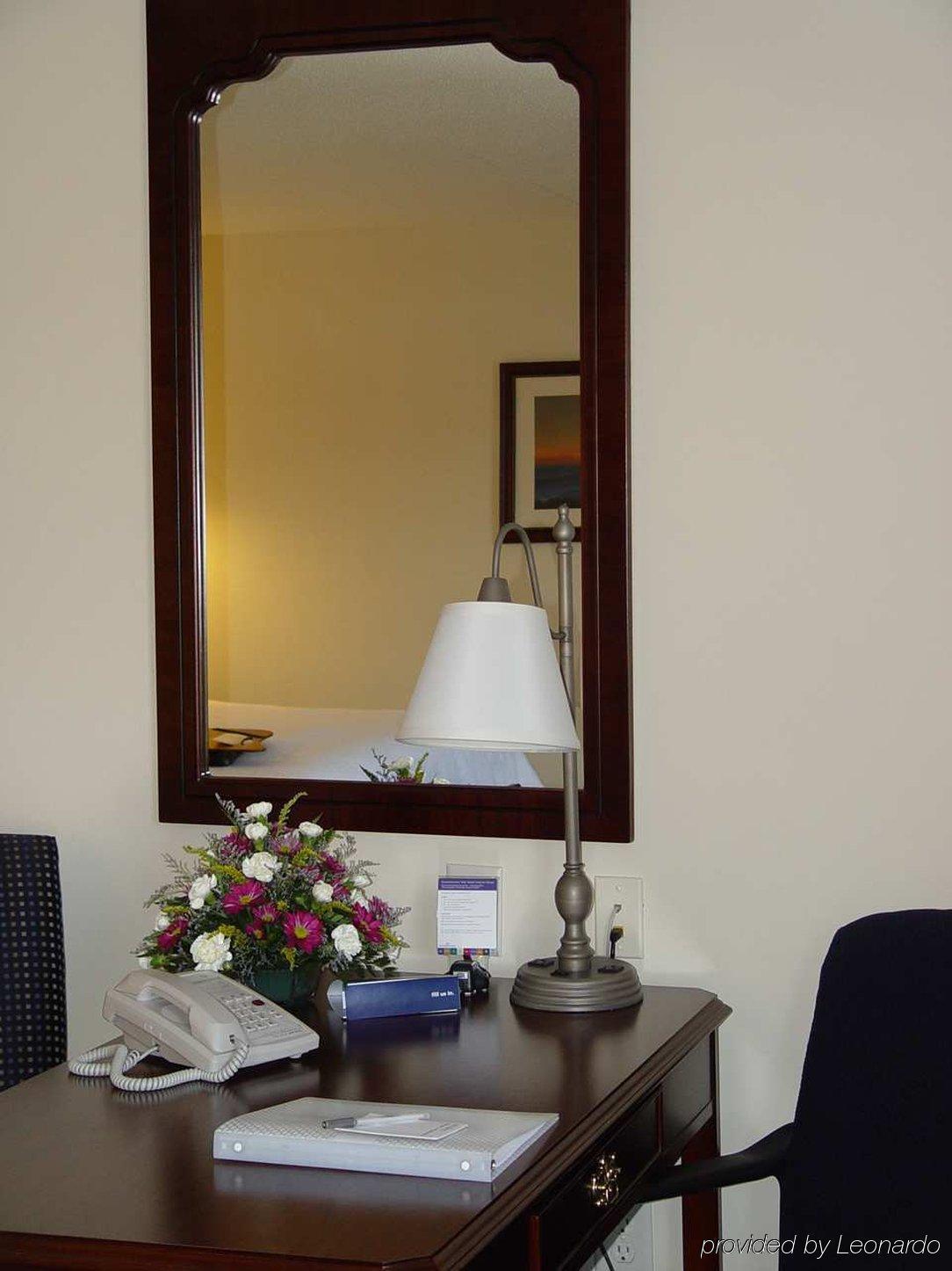 Hampton Inn Harrisonburg South Номер фото